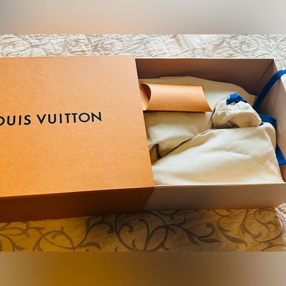 Authentic Louis Vuitton Run Away Sneaker - Picture 8 of 8